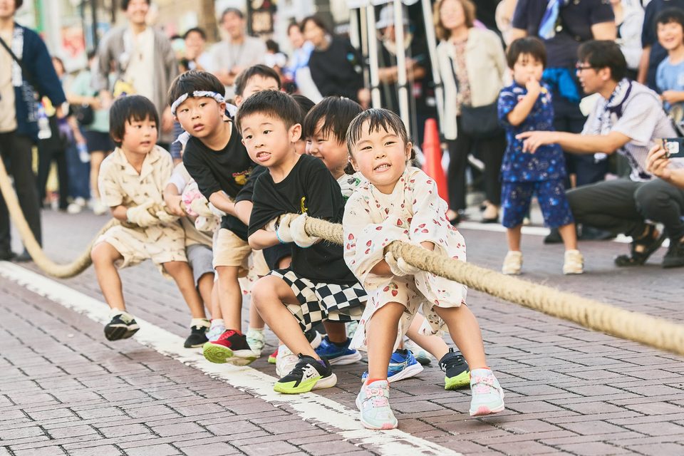 福島わらじ綱引で綱を引く子どもたち
