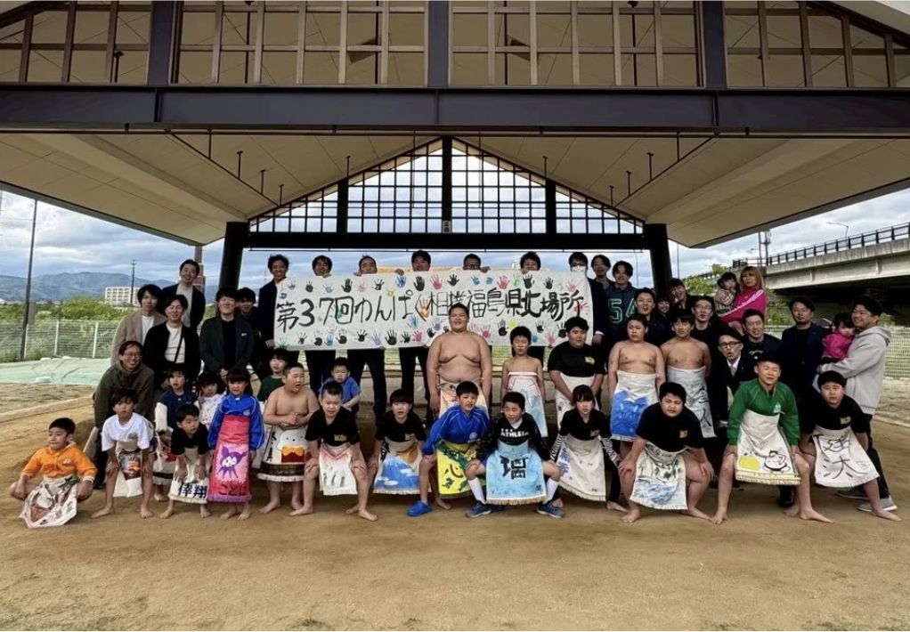第37回わんぱく相撲福島県北場所に参加した子どもたちとメンバーの集合写真